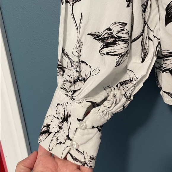Philosophy Like New Black and White Floral 3/4 Sleeve Blouse Size Small - Picture 5 of 7
